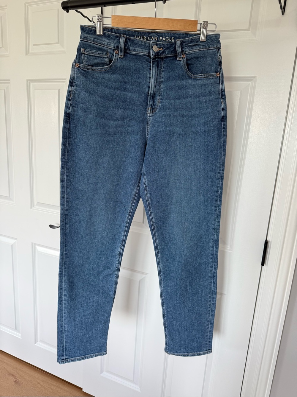American Eagle Outfitters Mid-Rise Mom Jeans